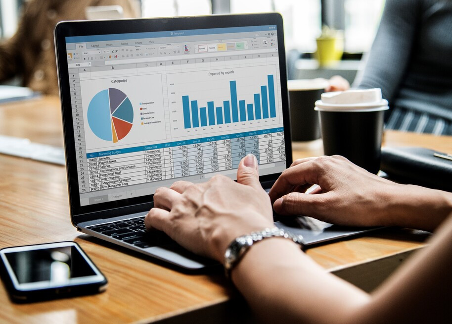 business-people-working-laptop-meeting-837