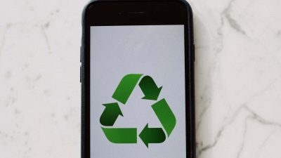 Reborn digitalne naprave: kako lahko podaljševanje življenjske dobe tehnologije zmanjšuje elektronske odpadke?