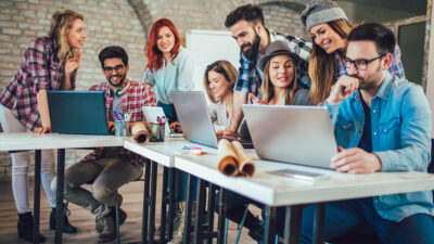 Digitalno izobraževanje: Evropska komisija poziva k izboljšanju digitalnih znanj in spretnosti med evropskimi državljani