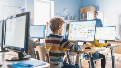 Napoved OECD za digitalno izobraževanje 2021: kako lahko umetna inteligenca, roboti in veriženje blokov pospešijo digitalno izobraževanje v Evropi