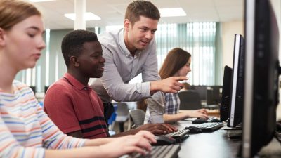 Kako najbolje vlagati v izobraževanje in usposabljanje? Strokovno poročilo opredeljuje obetavne pristope